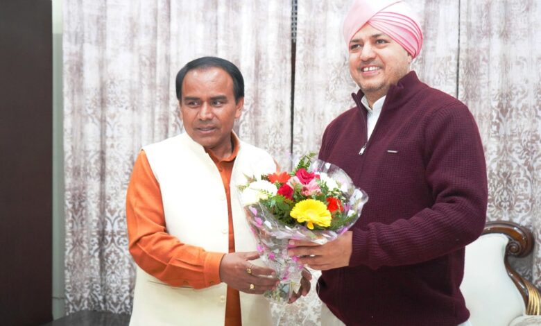 स्वास्थ्य मंत्री डॉ. धन सिंह रावत ने सपत्नीक श्री दरबार साहिब में टेका मत्था स्वास्थ्य मंत्री डॉ. धन सिंह रावत ने सपत्नीक श्री दरबार साहिब में टेका मत्था