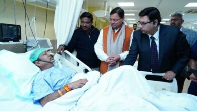 अचानक बिगड़ी आबकारी सचिव की तबीयत, अस्पताल पहुंच CM धामी ने जाना हाल