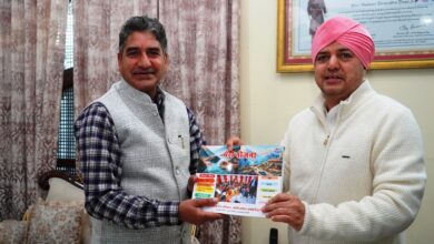 सचिव कार्यक्रम क्रियान्वयन विभाग दीपक कुमार ने मेरी योजना पुस्तक महाराज को की भेंट