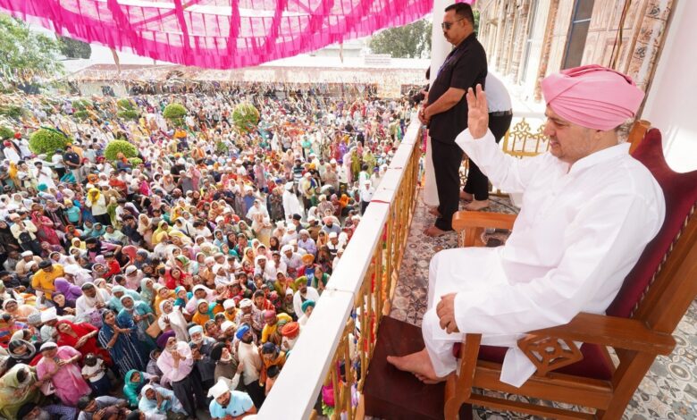 श्री दरबार साहिब एवं श्री झण्डा साहिब में चला दर्शनों व मनौतियों का क्रम श्री दरबार साहिब एवं श्री झण्डा साहिब में चला दर्शनों व मनौतियों का क्रम