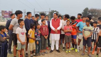 अचानक फुटबॉल खेलते दिखाई दिए मुख्यमंत्री, युवाओं के साथ ऐसे बिताया समय