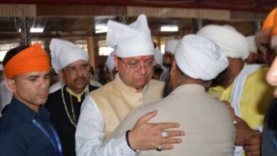नानकमत्ता गुरुद्वारा कैंप पहुंच भावुक हुए मुख्यमंत्री धामी, पार्थिव शरीर पर पुष्पांजलि की अर्पित