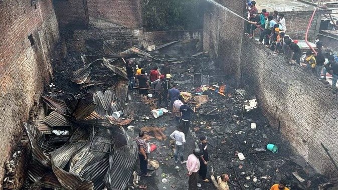 भीषण अग्निकांड से आसपास लोगों में दहशत का माहौल भीषण अग्निकांड से आसपास लोगों में दहशत का माहौल