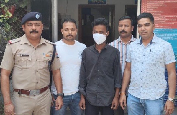 पत्नी की हत्या कर दो बच्चियों को लेकर फरार हुआ पति पुलिस गिरफ्त में पत्नी की हत्या कर दो बच्चियों को लेकर फरार हुआ पति पुलिस गिरफ्त में