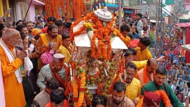 गर्भ गृह से बाहर लाई गई बाबा केदार की डोली