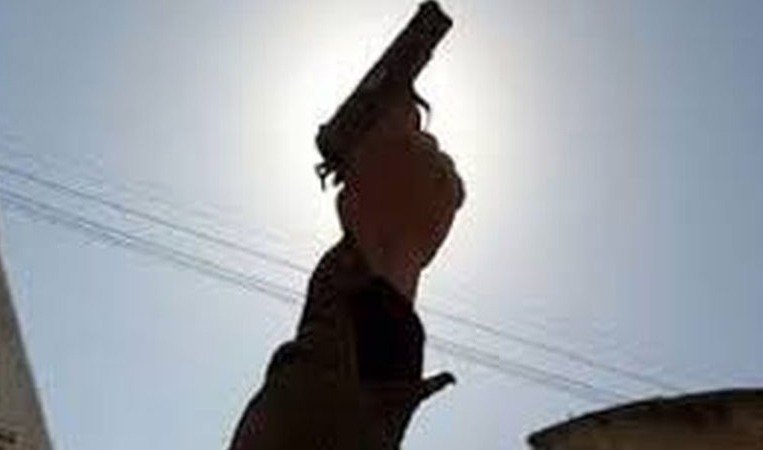 शराब कारोबारी ने सरेआम चलायी गोली, मची अफरा तफरी