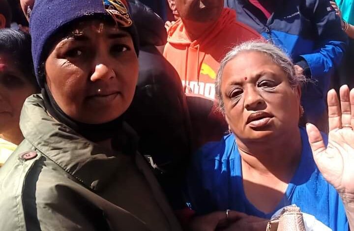 महिला जवान ने यात्री का पासपोर्ट व कीमती सामान के साथ खोया पर्स तलाश कर लौटाया