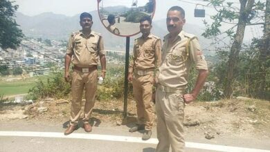 यातायात पुलिस ने लगाये ब्लाइंड टर्न मोड़ों पर कॉन्वेक्स मिरर