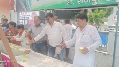 कांग्रेस ने मीठे पानी की छबील लगाकर दी राजीव गांधी को श्रद्धांजलि