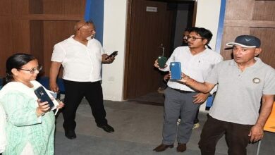 मोबाइल के टॉर्च की रोशनी में सचिव ने किया स्टेडियम का निरीक्षण