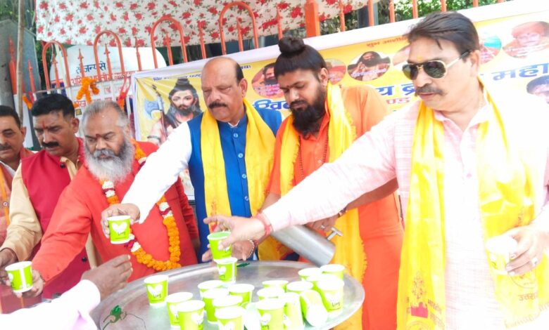 भीषण गर्मी में राहगीरों को वितरित किया मीठा शरबत भीषण गर्मी में राहगीरों को वितरित किया मीठा शरबत