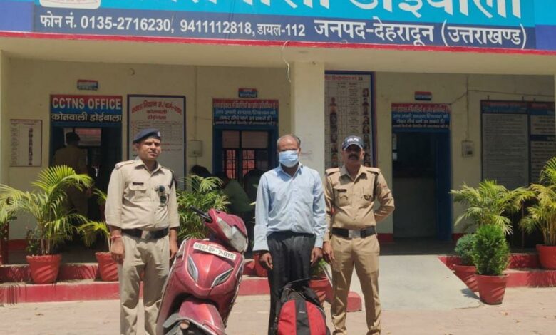 पुलिस ने किया शातिर शराब तस्कर को गिरफ्तार