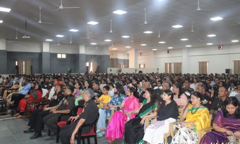 युद्ध स्मारक पर शहीद नायकों की याद में पुष्पांजलि अर्पित युद्ध स्मारक पर शहीद नायकों की याद में पुष्पांजलि अर्पित