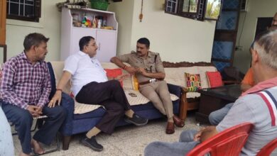 सीएम प्रतिनिधि के तौर पर विधायक ने की मृतक बडोला के परिजनों से मुलाकात