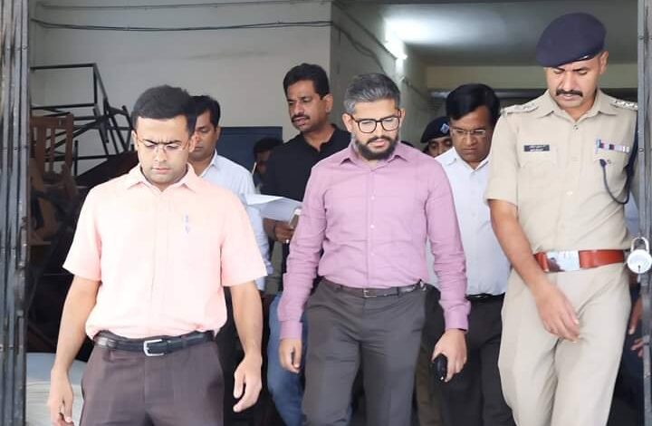 जिलाधिकारी ने किया स्ट्रांग रूम का निरीक्षण