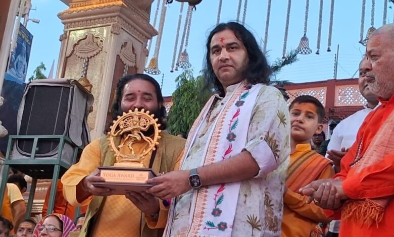 विश्व शांति दूत कथावाचक देवकी नंदन ठाकुर ने किया आचार्य डॉक्टर बिपिन जोशी को सम्मानित