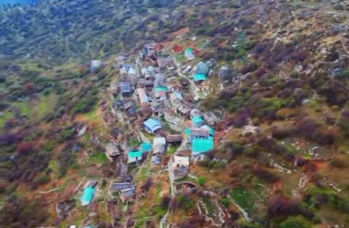 द्रोणागिरी पर्वत की तलहटी पर बसा द्रोणागिरी गांव द्रोणागिरी पर्वत की तलहटी पर बसा द्रोणागिरी गांव