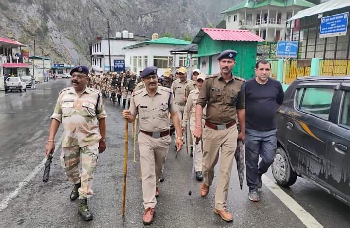 उप चुनाव : पुलिस व अर्द्धसैनिक बलों ने किया फ्लैग मार्च उप चुनाव : पुलिस व अर्द्धसैनिक बलों ने किया फ्लैग मार्च
