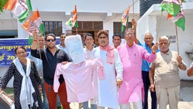 कांग्रेस कार्यकर्ताओं ने फूंका क्षेत्रीय विधायक का पुतला