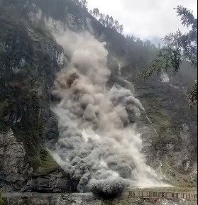 पातालगंगा लंगसी टनल के पास पहाड़ी से हुआ भूस्खलन पातालगंगा लंगसी टनल के पास पहाड़ी से हुआ भूस्खलन