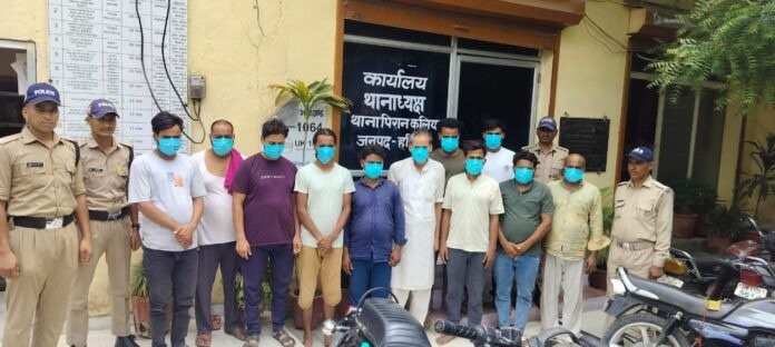 गेस्ट हाउस में चल रहा था देह व्यापार, 8 महिलाओं सहित 19 गिरफ्तार