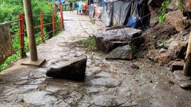 पहाड़ी से गिरा मलबा, तीन यात्रियों की मौत