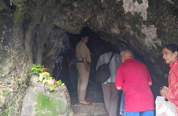 कोटेश्वर महादेव मंदिर में जलाभिषेक कोटेश्वर महादेव मंदिर में जलाभिषेक