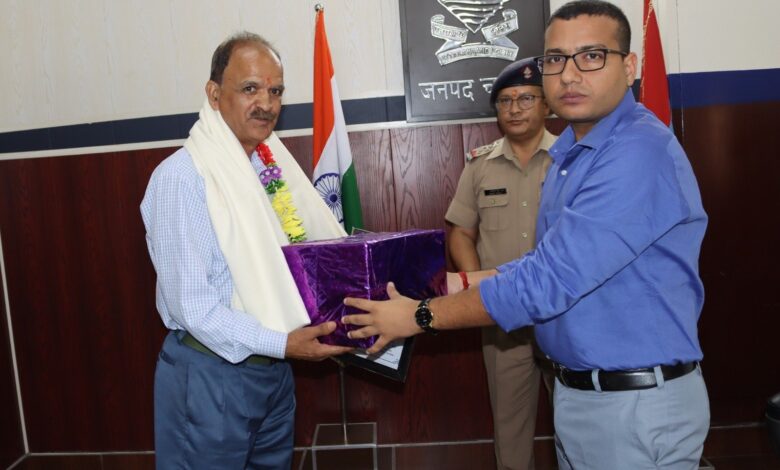 ऐच्छिक सेवानिवृत्त हो रहे पुलिसकर्मी को दी विदाई ऐच्छिक सेवानिवृत्त हो रहे पुलिसकर्मी को दी विदाई