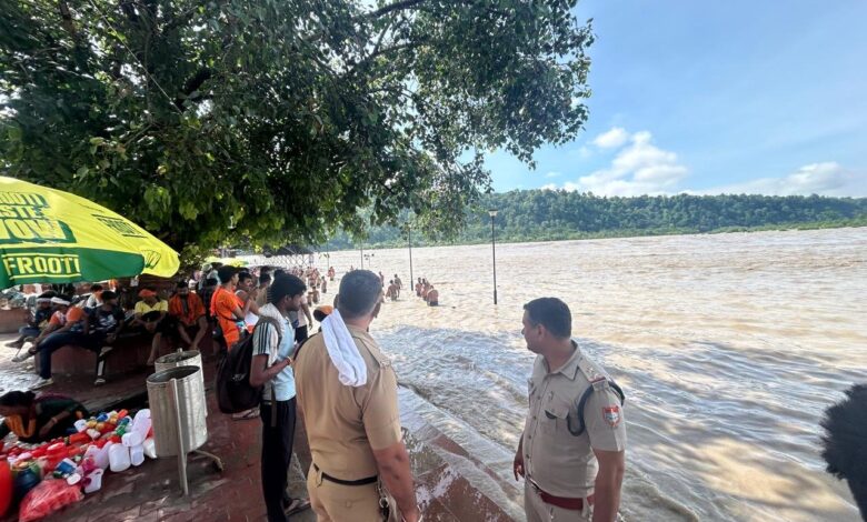 पुलिस ने मुनादी कर किया लोगों को सतर्क