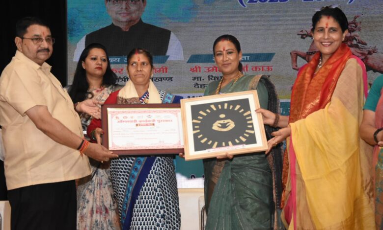 तीलू रौतेली और आंगनवाड़ी कार्यकत्री पुरूस्कार उत्कृष्ट कार्य करने के लिए करते हैं प्रेरित : रेखा आर्या तीलू रौतेली और आंगनवाड़ी कार्यकत्री पुरूस्कार उत्कृष्ट कार्य करने के लिए करते हैं प्रेरित : रेखा आर्या