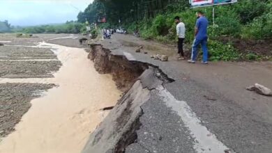 नन्दा की चौकी-बिधौली मार्ग फन एंड फूड के पास हुआ पूर्ण रूप से क्षतिग्रस्त