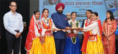 राजभवन में मनाया गया विभिन्न राज्यों और केंद्र शासित प्रदेशों का स्थापना दिवस राजभवन में मनाया गया विभिन्न राज्यों और केंद्र शासित प्रदेशों का स्थापना दिवस