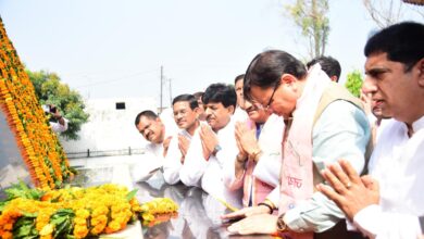मुख्यमंत्री ने शहीद स्थल रामपुर तिराहा में दी शहीदों को दी श्रद्धांजलि।