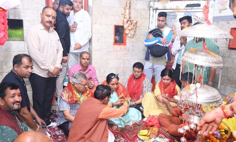माँ कुंजापुरी देवी और माँ सुरकंडा देवी शक्तिपीठों के दर्शन कर पूजा अर्चना की माँ कुंजापुरी देवी और माँ सुरकंडा देवी शक्तिपीठों के दर्शन कर पूजा अर्चना की