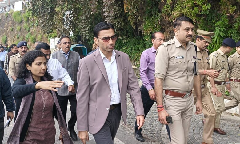 मसूरी की व्यवस्था सुधारने सड़क पर उतरे डीएम