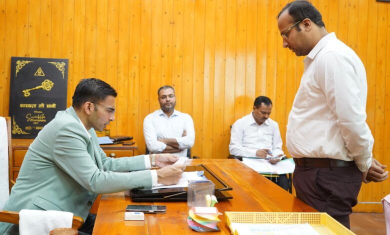 डीएम ने दिए कंपनियों टर्मिनेशन लैटर जारी करने के निर्देश डीएम ने दिए कंपनियों टर्मिनेशन लैटर जारी करने के निर्देश