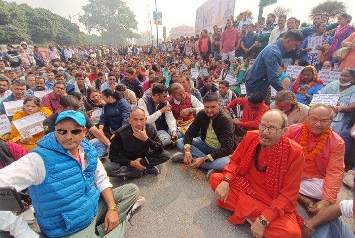 नियमितीकरण की मांगों को लेकर उपनलकर्मियों ने किया सचिवालय कूच नियमितीकरण की मांगों को लेकर उपनलकर्मियों ने किया सचिवालय कूच