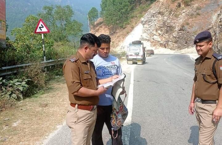 यातायात पुलिस की सख्ती : ओवरलोडिंग वाहनों पर कार्रवाई यातायात पुलिस की सख्ती : ओवरलोडिंग वाहनों पर कार्रवाई
