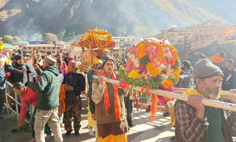 भू-बैकुंठ श्री बदरीनाथ से योग बदरी पांडुकेश्वर मंदिर पहुंची गद्दी भू-बैकुंठ श्री बदरीनाथ से योग बदरी पांडुकेश्वर मंदिर पहुंची गद्दी