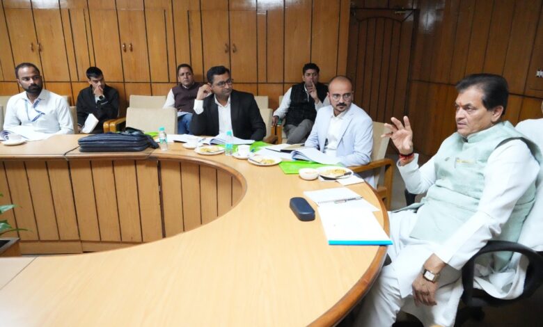 प्राधिकरण के अंतर्गत किये जा रहे विकास कार्यों की समीक्षा प्राधिकरण के अंतर्गत किये जा रहे विकास कार्यों की समीक्षा
