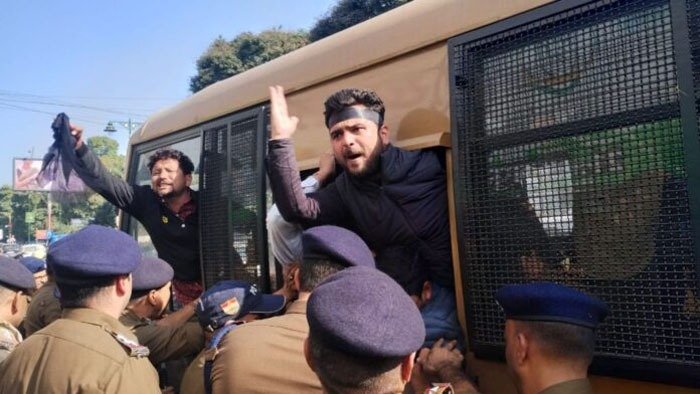 गृह मंत्री को काले झंडे दिखाने जा रहे कांग्रेसियों को पुलिस ने किया गिरफ्तार