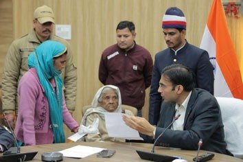 जिलाधिकारी की अध्यक्षता में जनसुनवाई कार्यक्रम का आयोजन