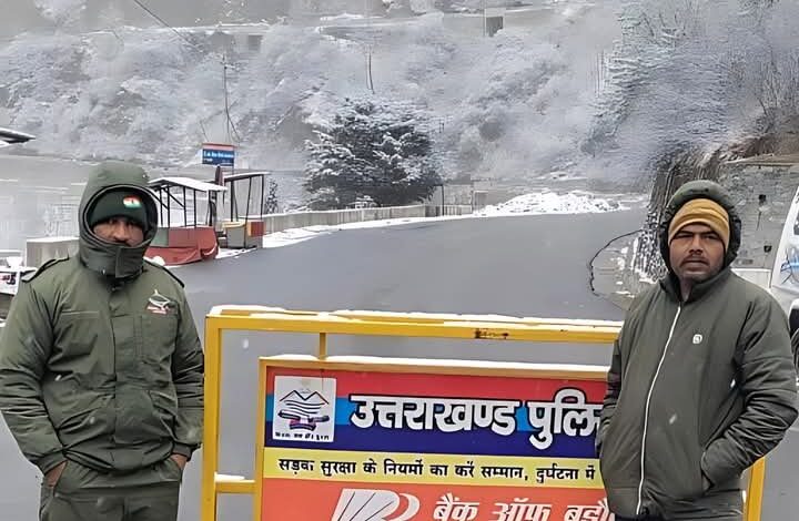 विपरीत परिस्थितियों में भी अपनी ड्यूटी पर अडिग पुलिस के जवान