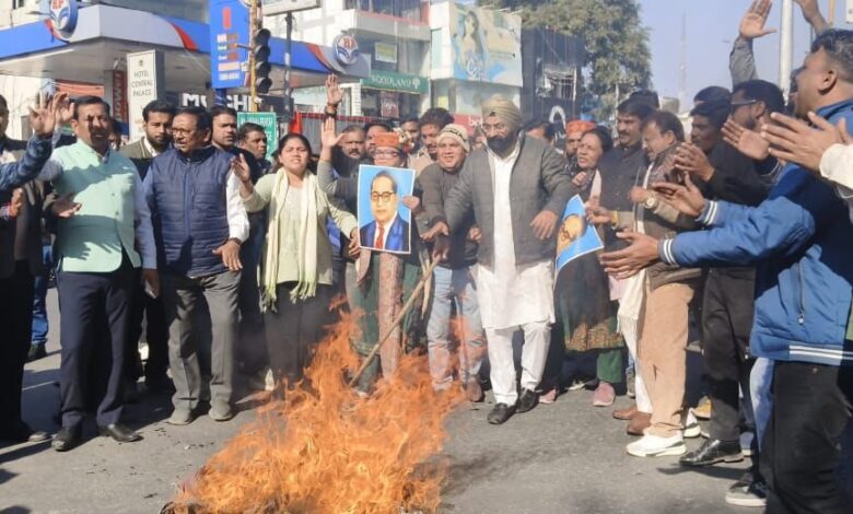 कांग्रेस कार्यकर्ताओं ने किया गृह मंत्री का पुतला दहन
