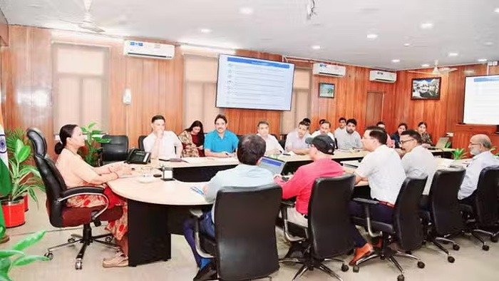 अब अफसर-कर्मचारी नहीं डाल सकेंगे विवादित पोस्ट, बनने जा रही है सोशल मीडिया आचार संहिता अब अफसर-कर्मचारी नहीं डाल सकेंगे विवादित पोस्ट, बनने जा रही है सोशल मीडिया आचार संहिता