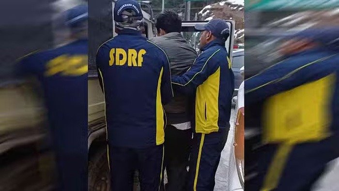 दर्दनाक हादसा: तेज रफ्तार कार पैरापिट तोड़ खाई में गिरी, एक की मौत दर्दनाक हादसा: तेज रफ्तार कार पैरापिट तोड़ खाई में गिरी, एक की मौत