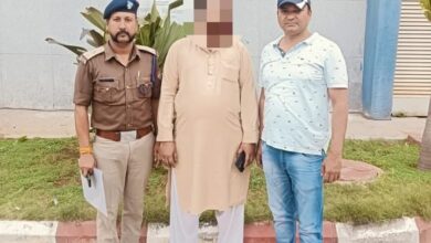 पुलिस ने ढूंढ निकाला बीस हजार रुपये का ईनामी