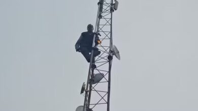 पेट्रोल की बोतल लेकर मोबाइल टावर पर चढ़ा दुकानदार, मचा हड़कंप