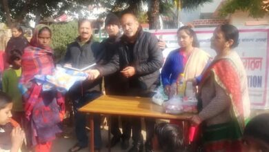 जरूरतमंद लोगों को वितरित किए कंबल