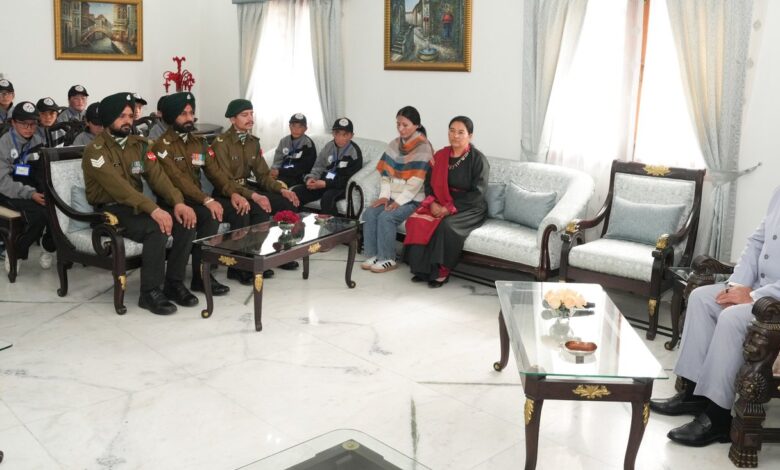 छात्र-छात्राओं ने की राज्यपाल से मुलाकात छात्र-छात्राओं ने की राज्यपाल से मुलाकात